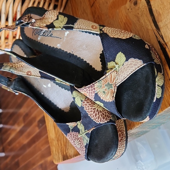 Very Volatile Canvas Floral Shoes - Picture 15 of 16